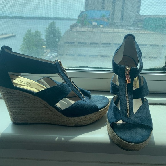 Michael Kors blue & gold wedge heel - Picture 3 of 4